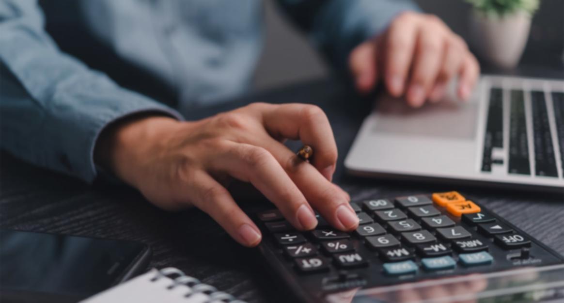 Современный офис с рабочими процессами по финансовой отчётности